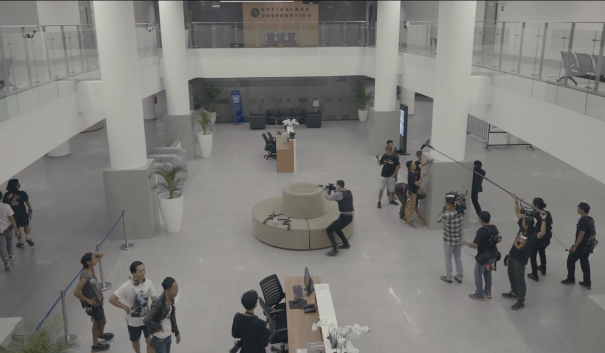 Adegan baku tembak di dalam gedung perkantoran di film 13 Bom di Jakarta.