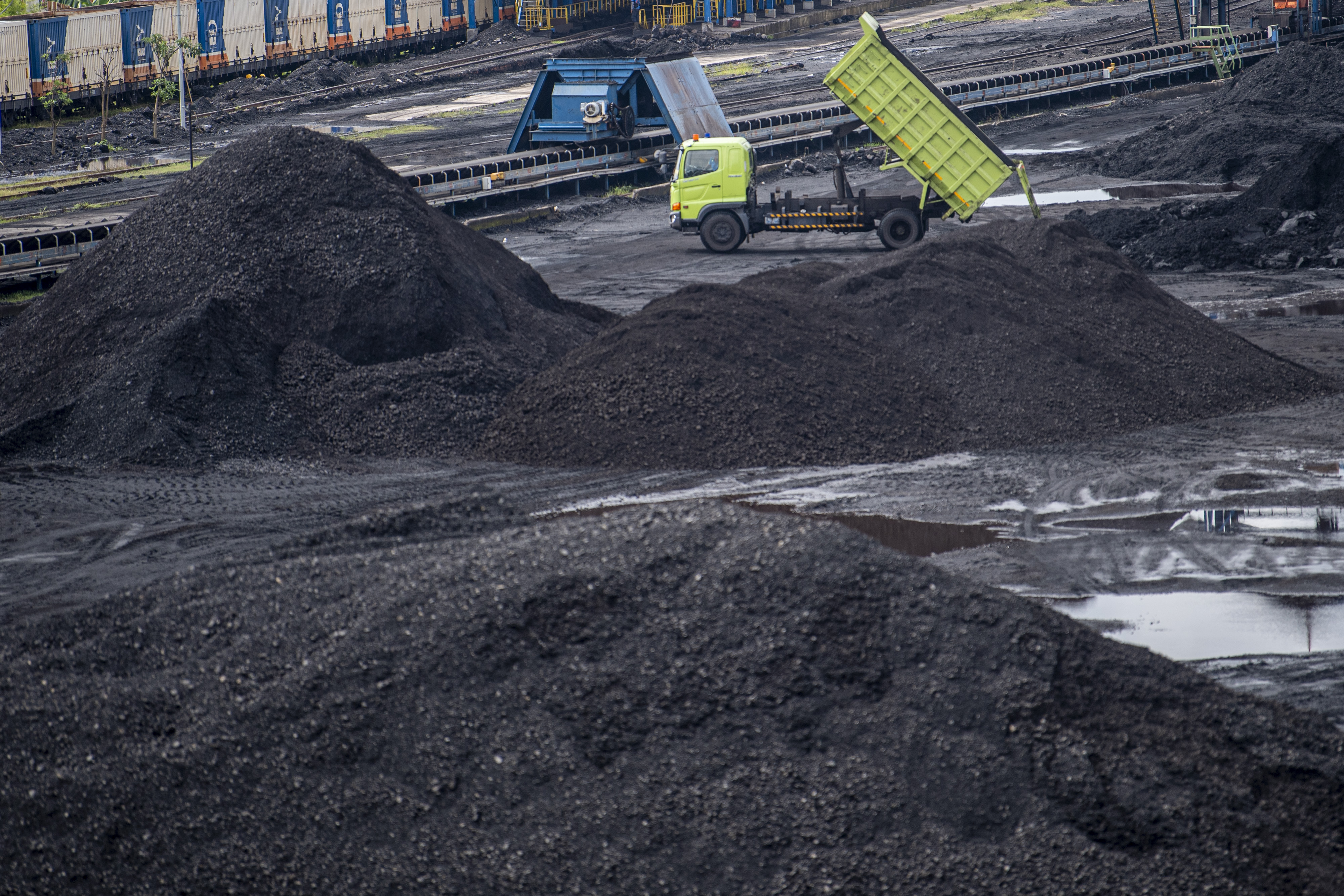 Area pengumpulan Dermaga Batu bara Kertapati milik PT Bukit Asam Tbk di Palembang, Sumatera Selatan, Selasa (4/1/2022).