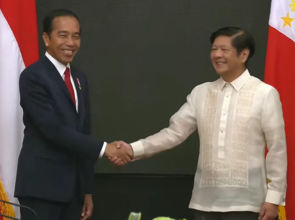 Presiden Joko Widodo berjabat tangan dengan Presiden Filipi a Ferdinand Marcos Jr
