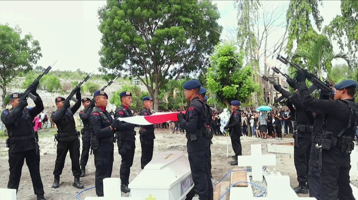 Prosesi senjata saat pemakaman personal brimob yang tewas ditembak KKB.