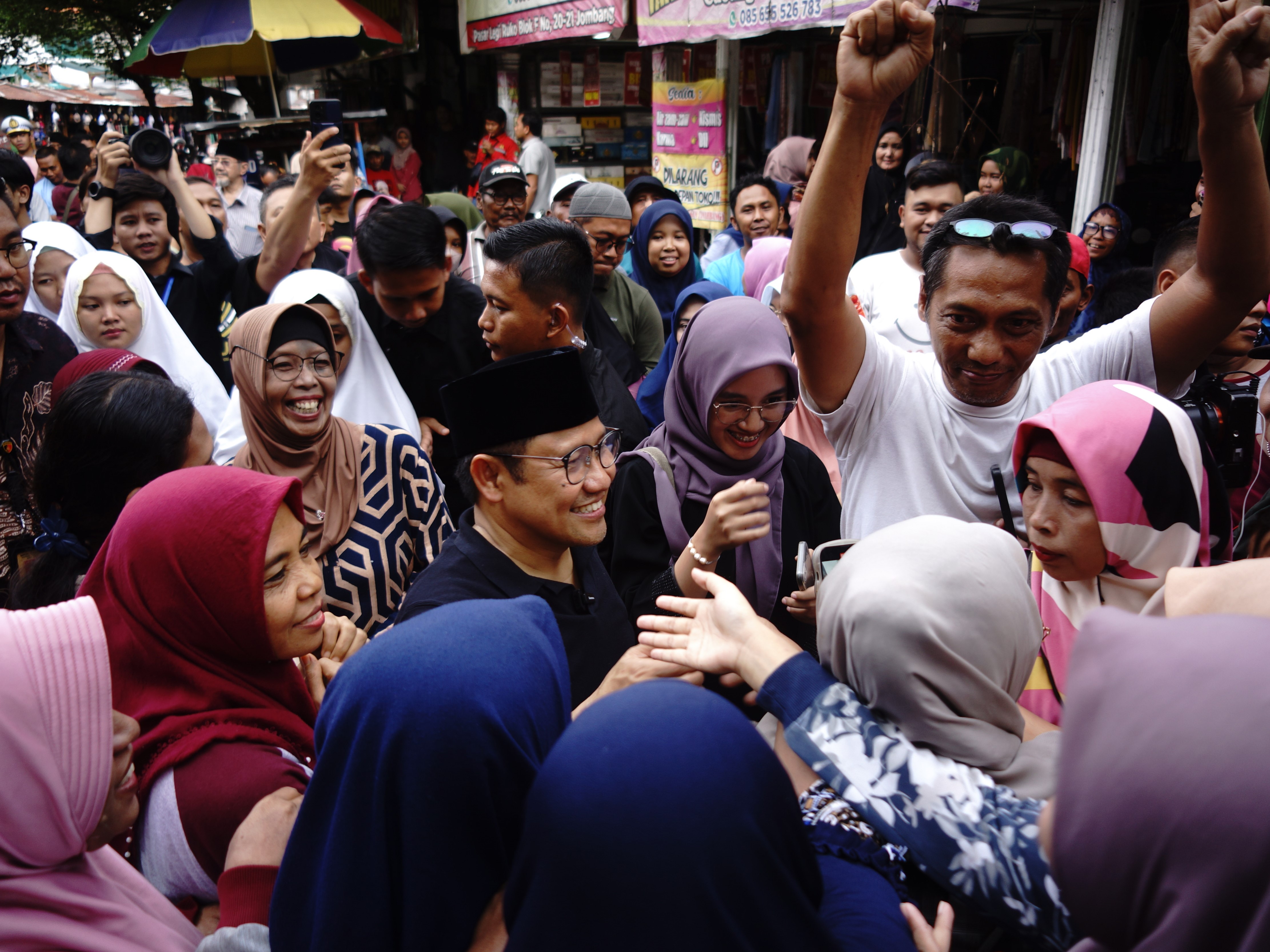 Muhaimin Iskandar (tengah) menyapa warga saat blusukan di pasar tradisional Citra Niaga, Kabupaten Jombang.