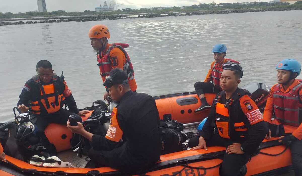 Tim SAR melakukan pencarian kapal nelayan yang hilang di perairan Makassar, Selasa, 16 Januari 2024.