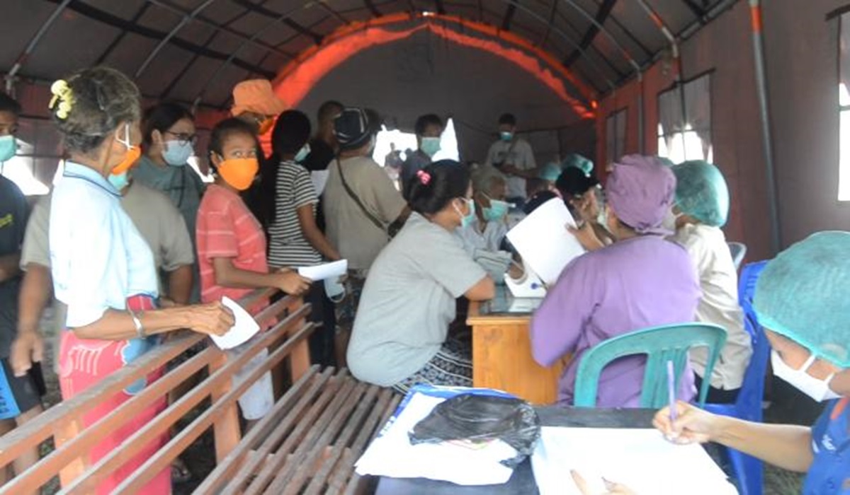 Warga pengungsi akibat erupsi Gunung Lewotobi Laki-Laki memeriksakan kesehatan mereka.
