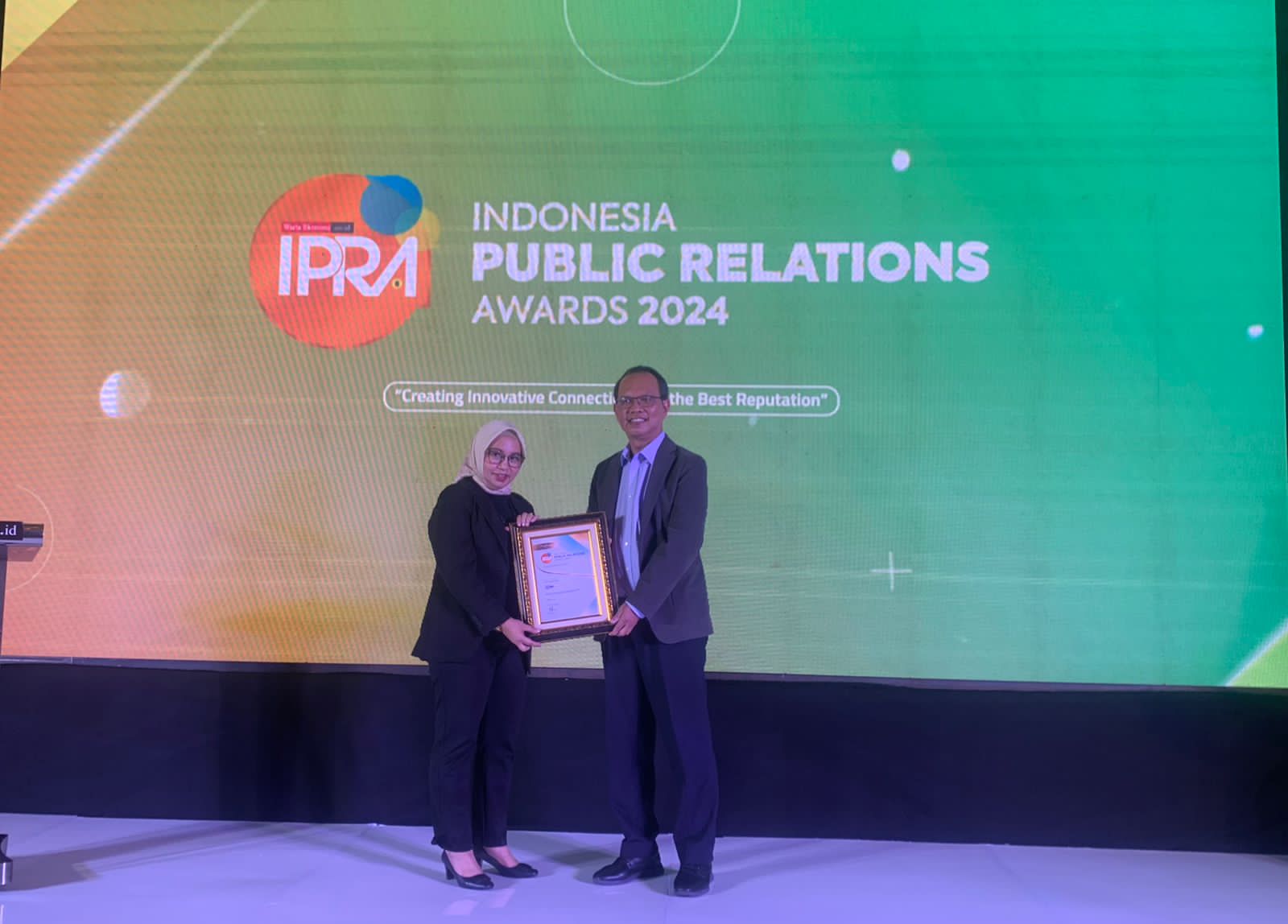 Fenti Octaviani selaku Vice President Corporate Secretary Division BRI Insurance (kiri) saat menerima Public Relation Award (IPRA) 2024.