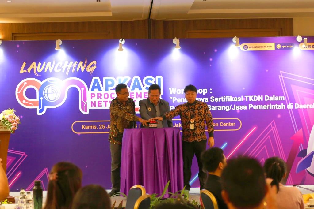 Direktur Eksekutif Apkasi Sarman Simanjorang (tengah) bersama Yulianto Prihhandoyo (kiri) dan Taufiq (kanan) saat launching APN 2024.