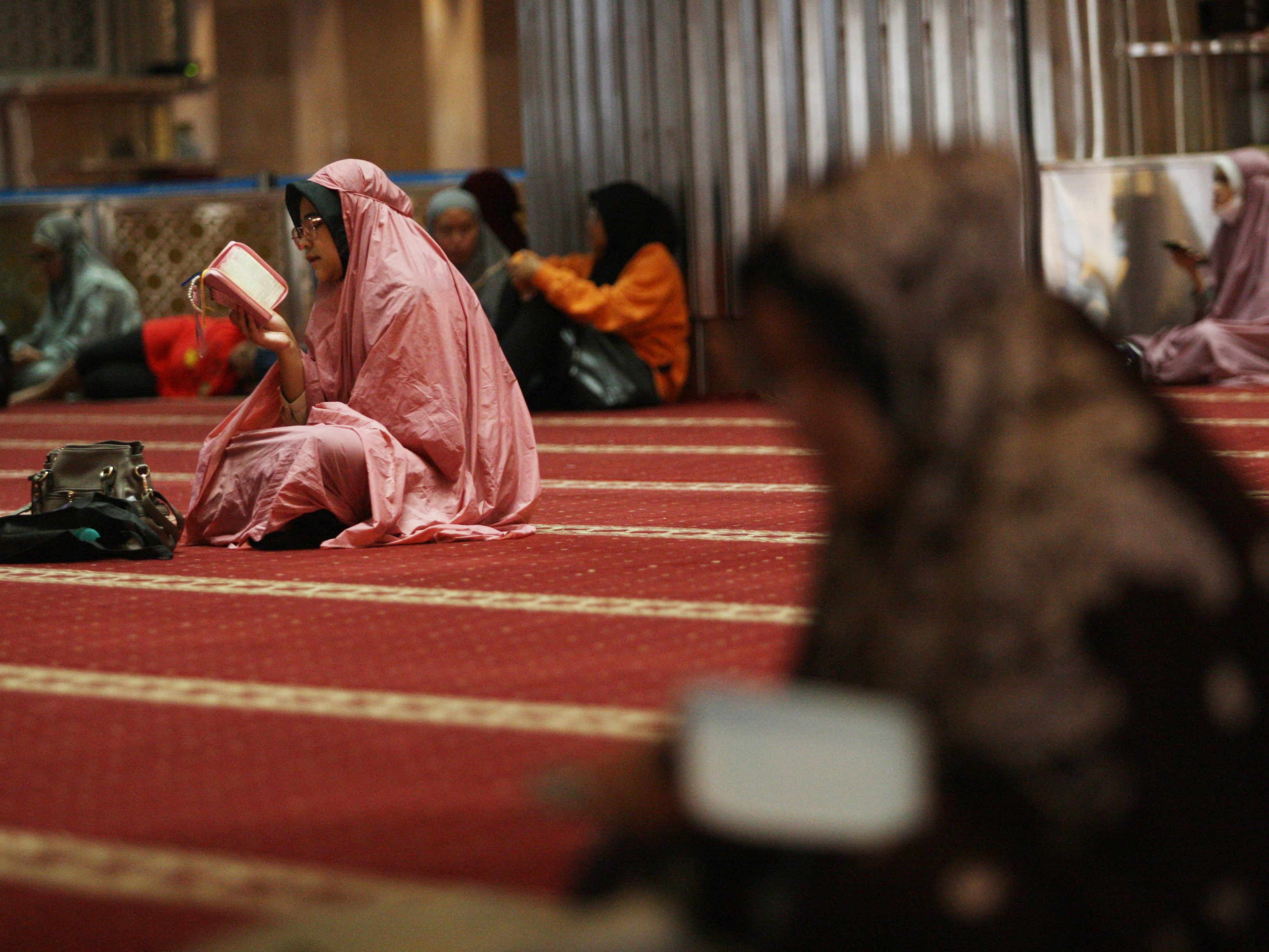 Jemaah mengaji di Masjid Istiqlal, Jakarta, Kamis (23/3/2023).