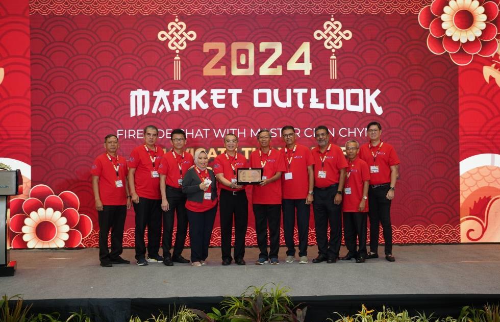 Penyerahan plakat dari Bappebti kepada JFX pada acara Market Outlook di Jakarta, Sabtu (13/1).