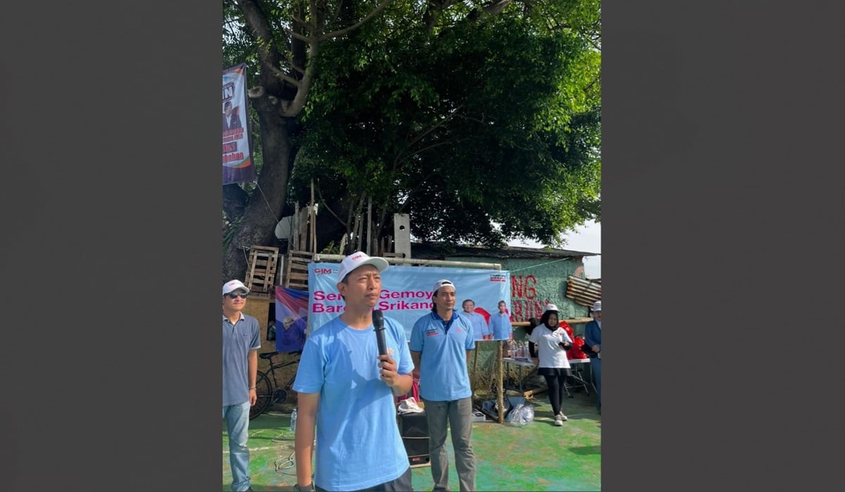 Senam sehat gemoy dan berbagi susu gratis di wilayah kelurahan Petamburan, Jakarta Pusat, Minggu (14/1).