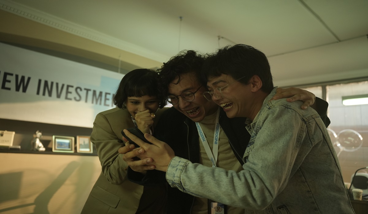 Cuplikan adegan dari film 13 Bom di Jakarta yang menampilkan Lutesha, Ardhito Pramono, dan Chicco Kurniawan.