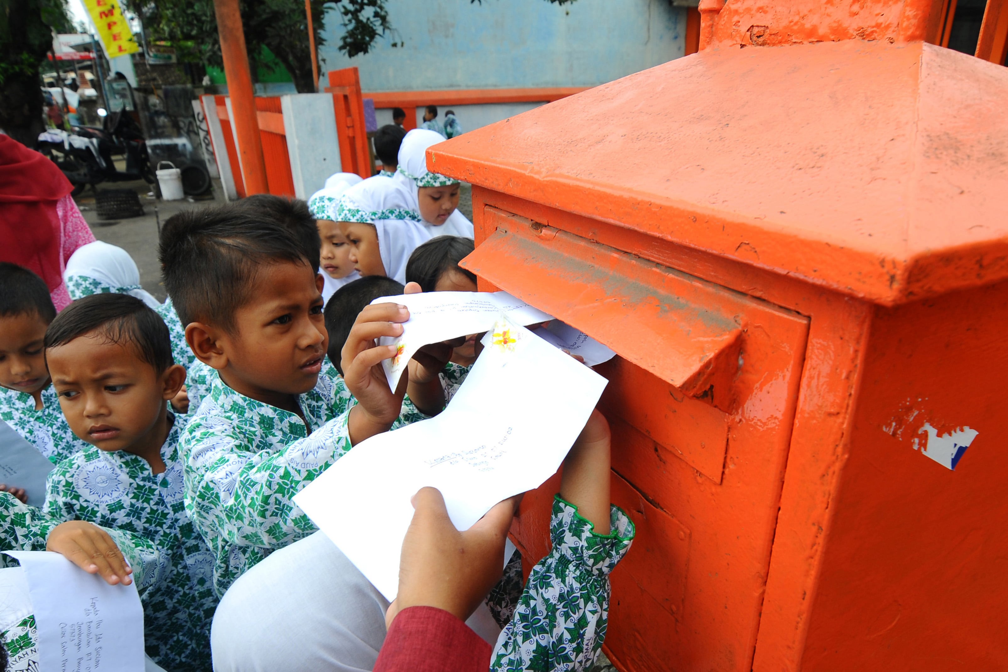 Sejumlah siswa Paud Kelompok Bermain Aisyiyah memasukan surat ke dalam kotak pos.