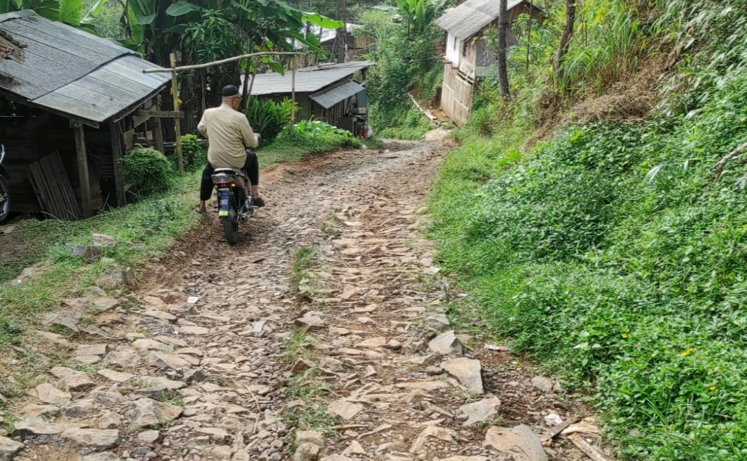 Jalan Rusak, Warga Gununghalu Ancam Golput