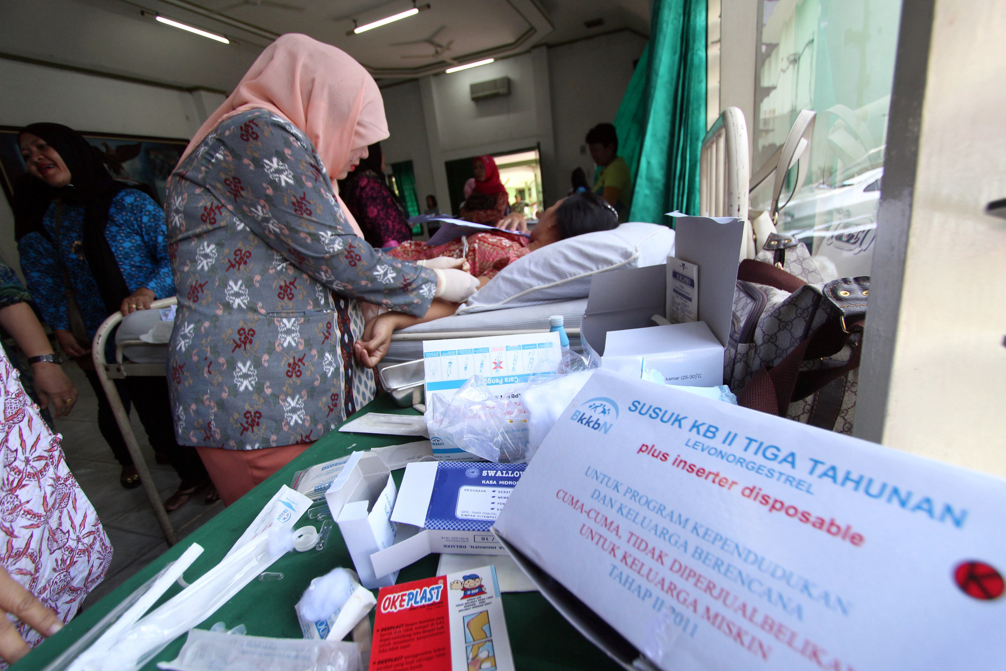 Seorang dokter memasang Implan kepada peserta KB di Medan, Sumatra Utara, beberapa waktu lalu.
