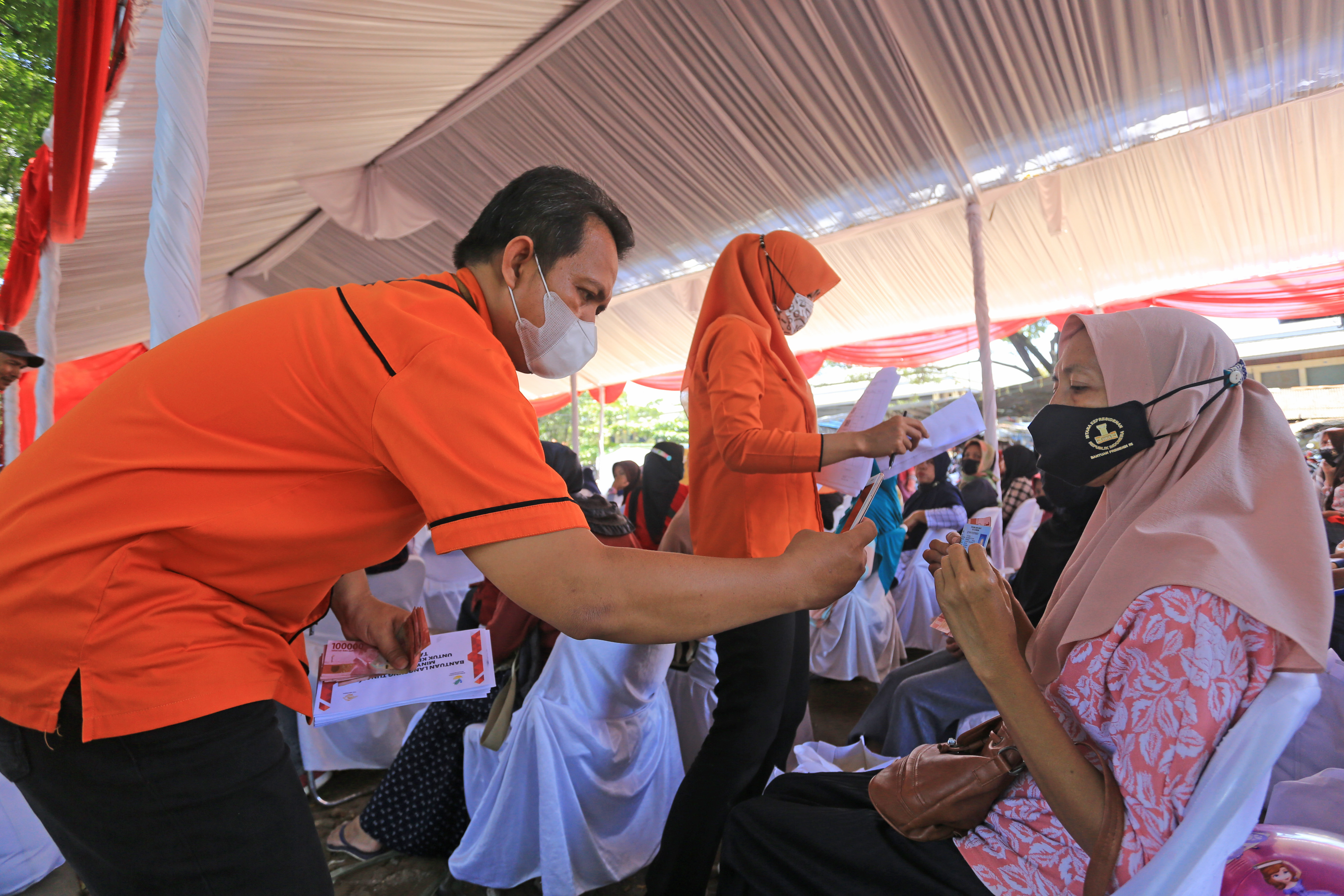 Penyaluran bantuan langsung tunai di Kota Cirebon