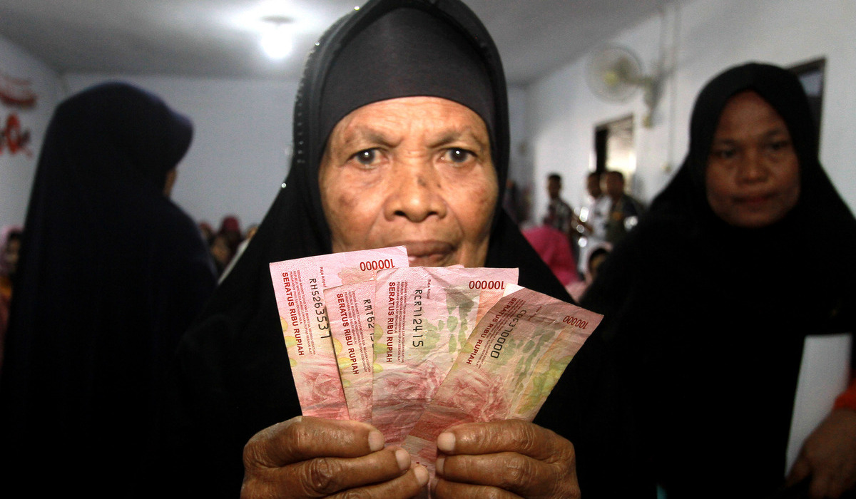 Warga menunjukkan uang bantuan langsung tunai (BLT) El Nino di Desa Dutohe, Kabupaten Bone Bolango, Gorontalo.