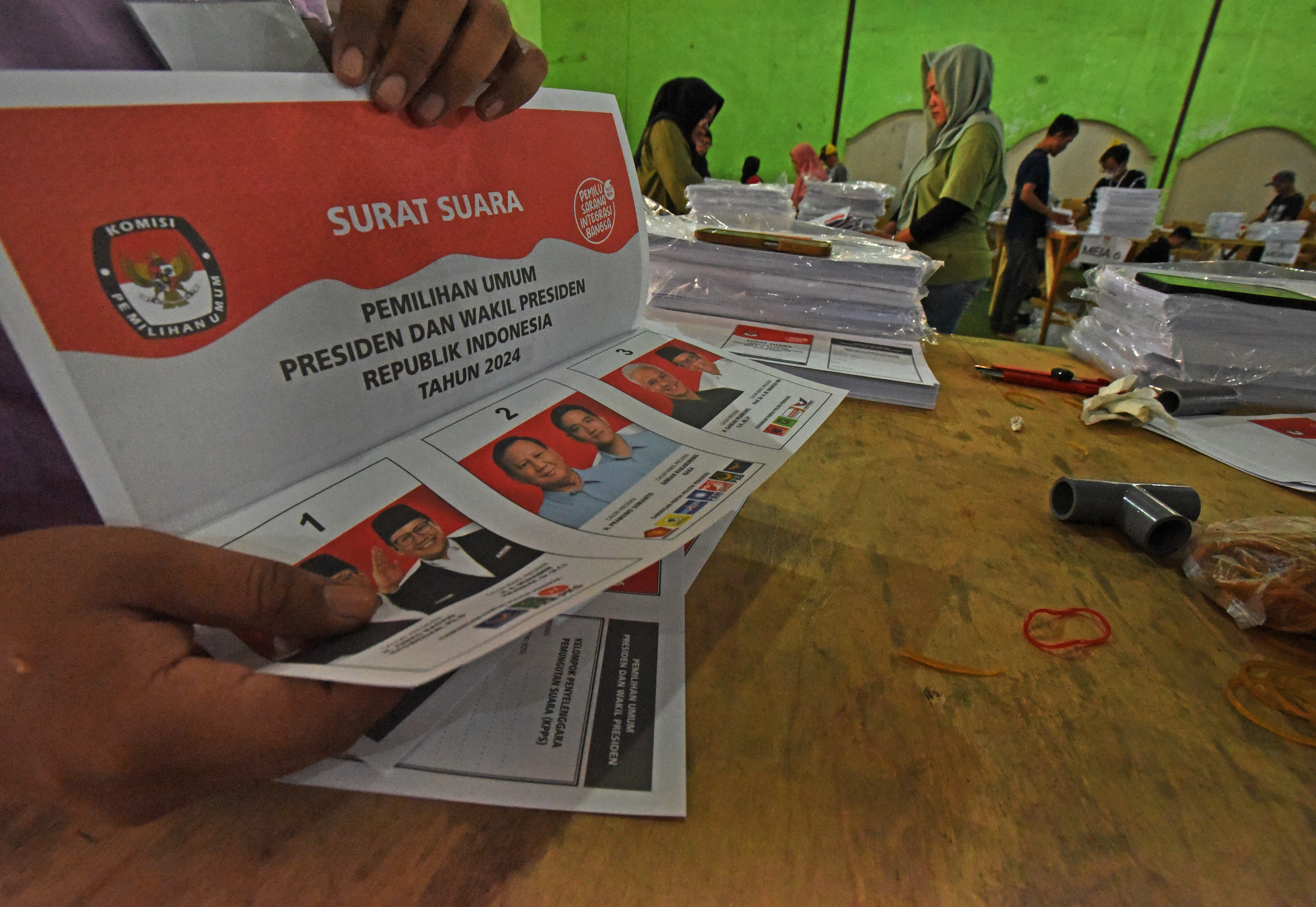 Sejumlah pekerja melipat surat suara pemilihan presiden dan wakil presiden di gudang KPU Kota Serang