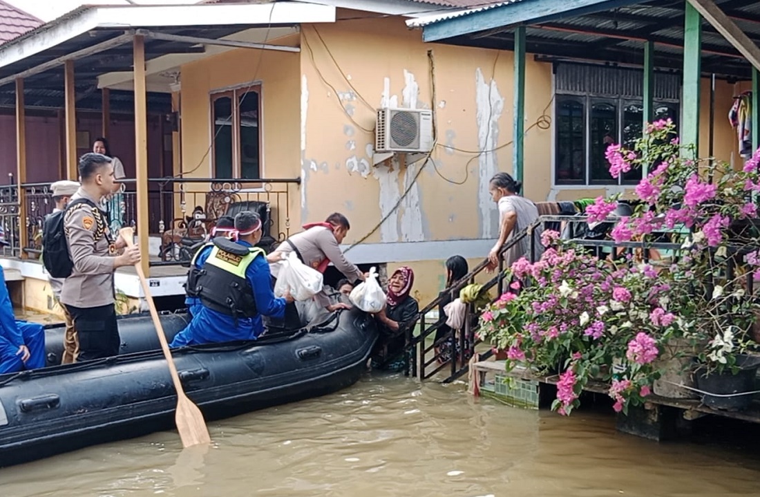  Kapolda Jambi, melalui momentum Bakti Sosial Polri Presisi untuk Negeri membagikan sembako untuk para korban banjir.