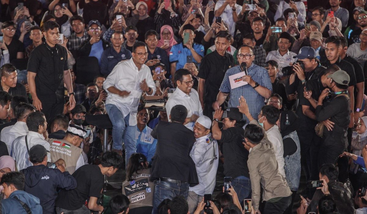 Anies Baswedan-Muhaimin Iskandar menjawab pertanyaan audiens dalam acara Desak dan Slepet AMIN di JIExpo, Kemayoran, Jakarta,