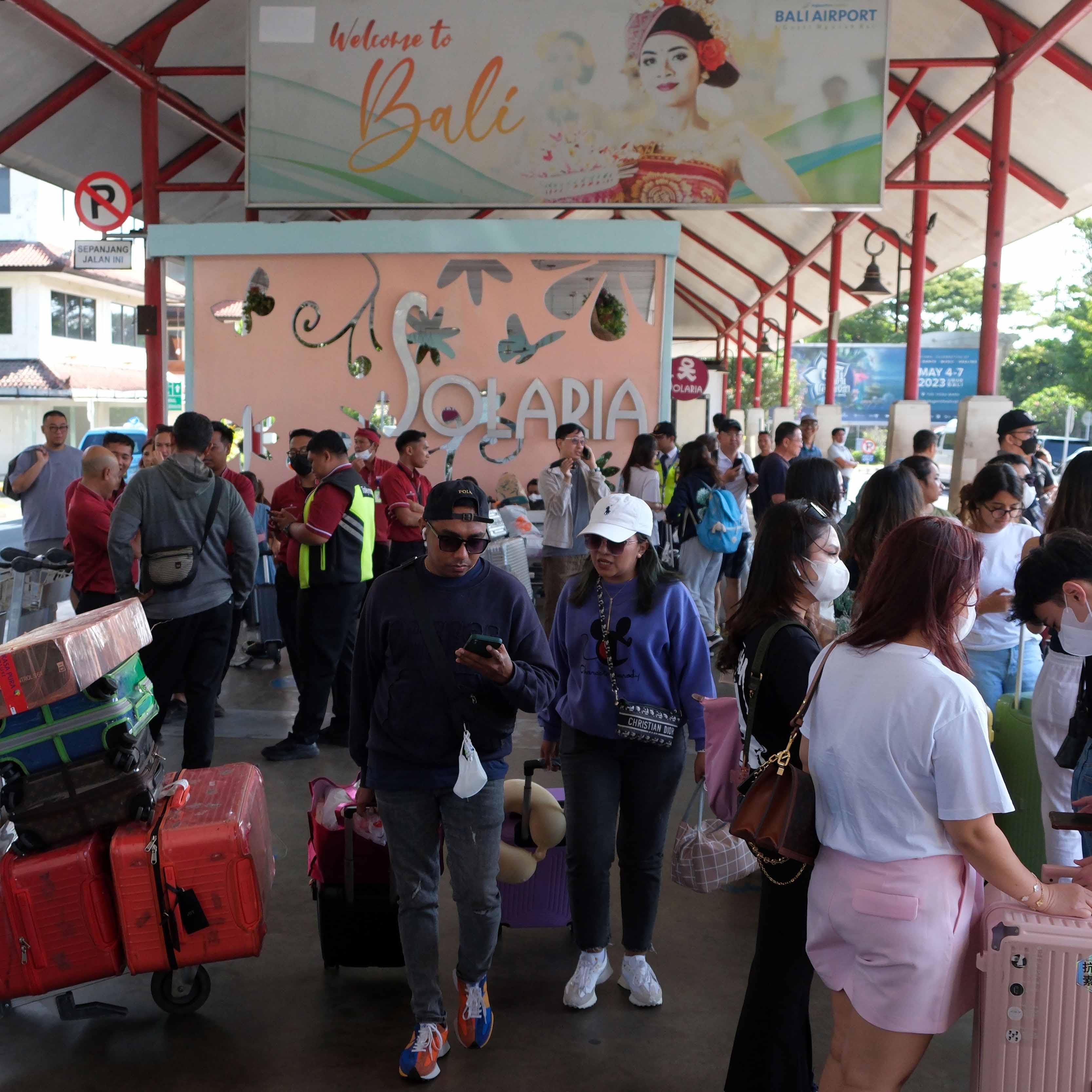 Suasana kepadatan penumpang di Bandara Ngurah Rai Bali, Sabtu (27/5/2023). 