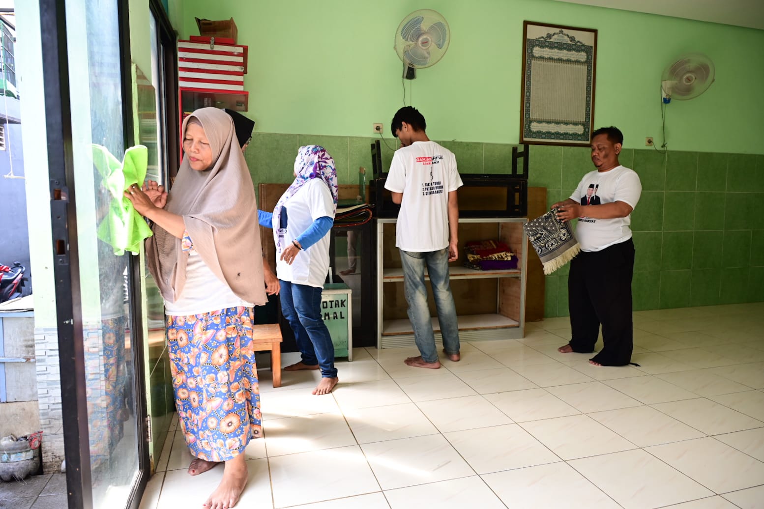 Relawan Ganjar-Mahfud lakukan kerja bakti bersihkan rumah ibadah