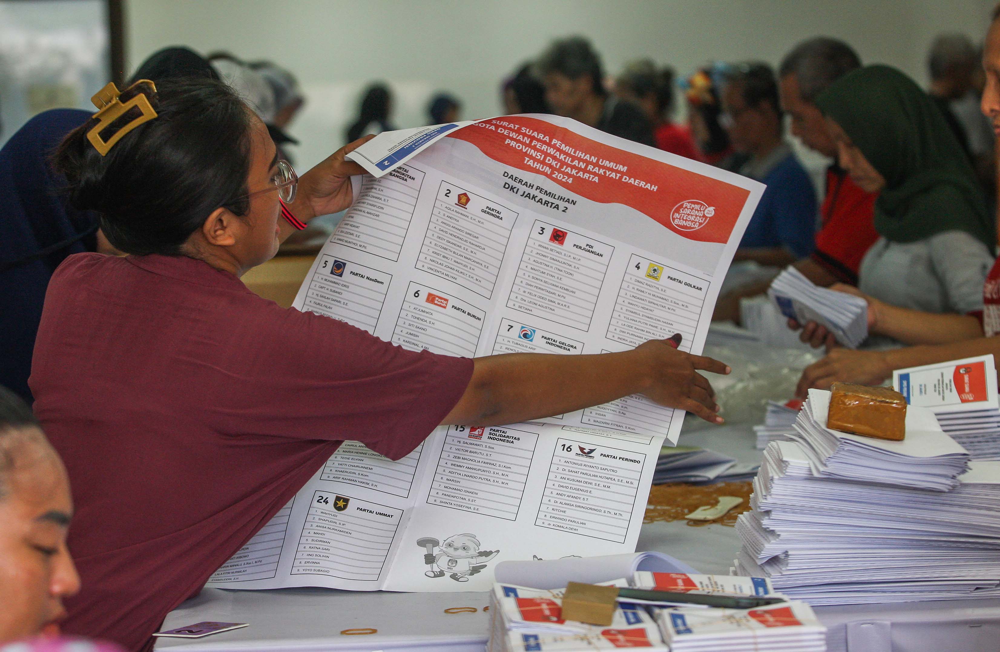 KPUD Bandung Barat Lakukan Sortir Surat Suara