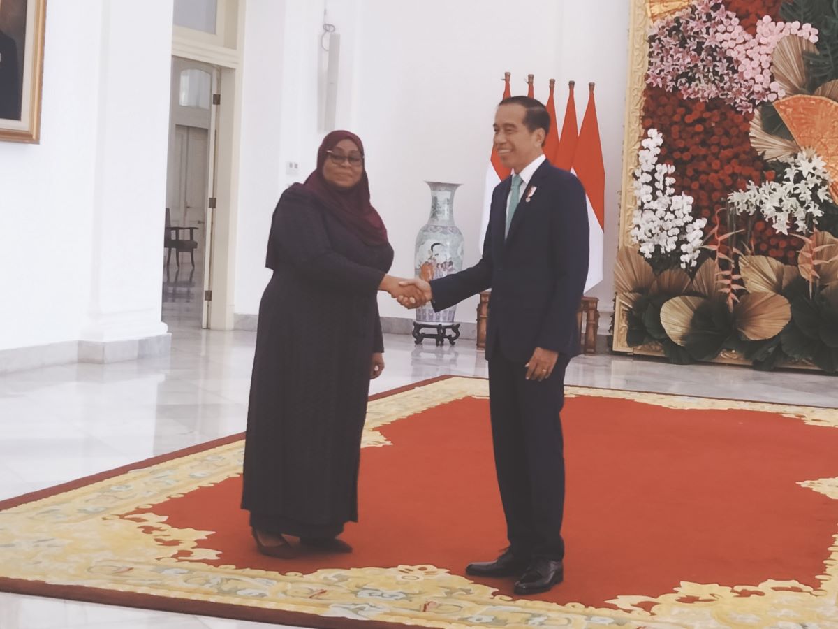 Presiden Joko Widodo berjabat tangan dengan Presiden Tanzania Samia Suluhu.