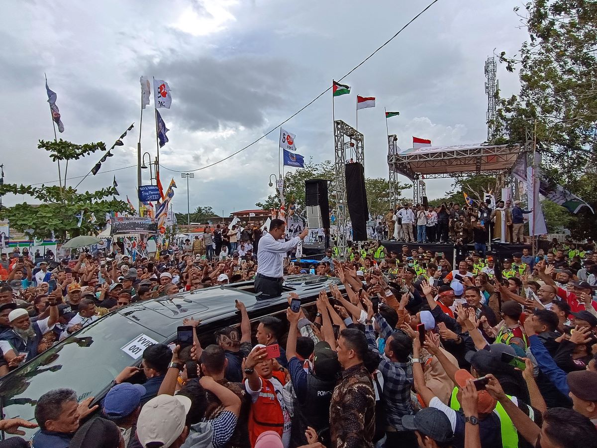 Anies Baswedan menyapa ribuan pendukung dalam kampanye terbuka di lapangan parkir Stadion Dirmuthala, Banda Aceh, Aceh, Sabtu (27/1/2024).