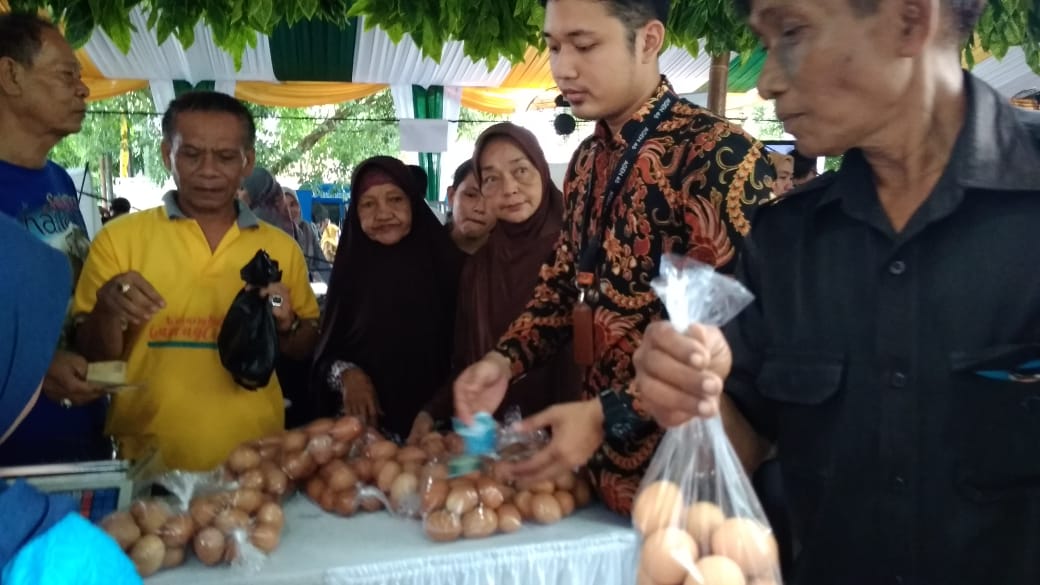 Warga membeli telur pada program Gerakan Pangan Murah di Kota Cirebon