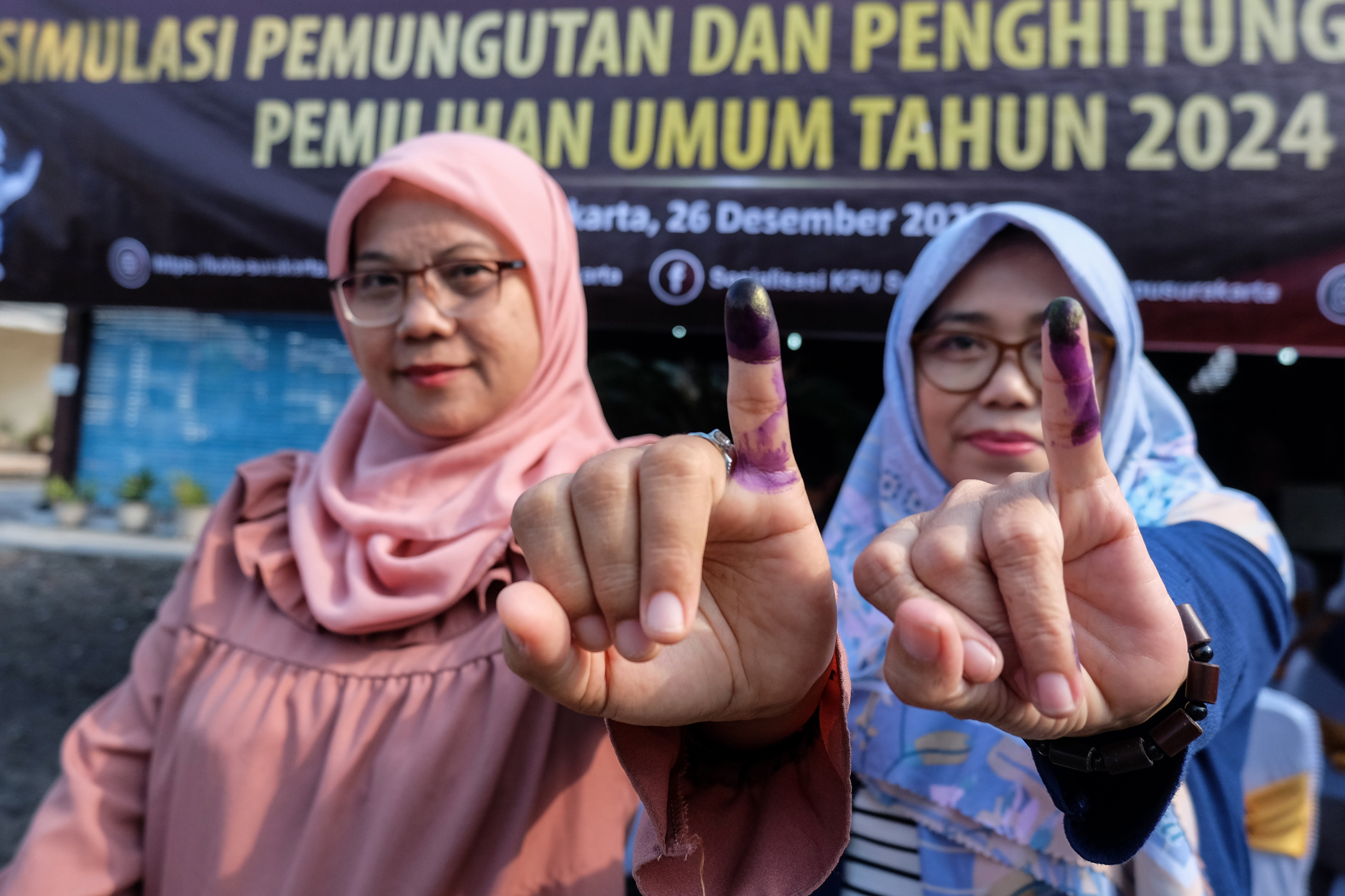 Warga memperlihatkan jari yang sudah dicelupkan dalam tinta seusai mencoblos