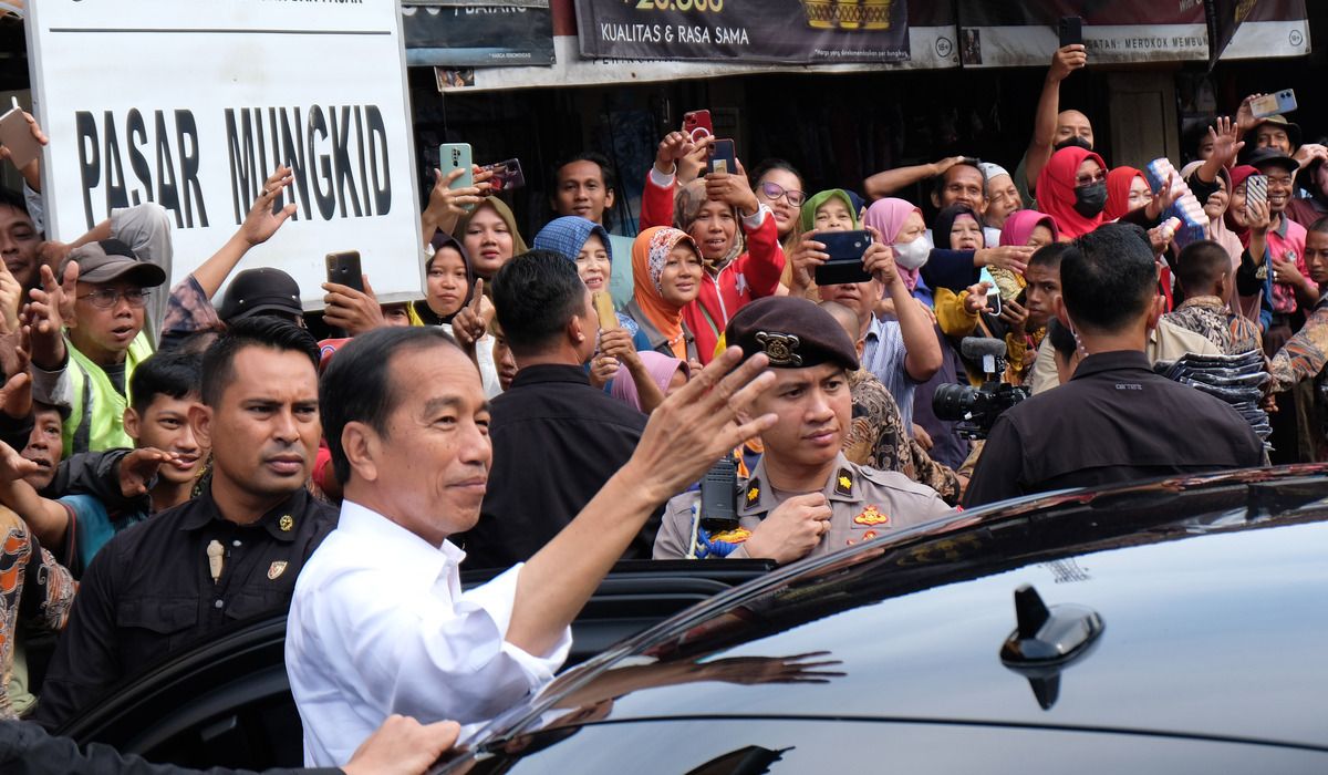Presiden Joko Widodo (kiri) menyapa warga saat mengunjungi Pasar Mungkid, Magelang Jawa Tengah