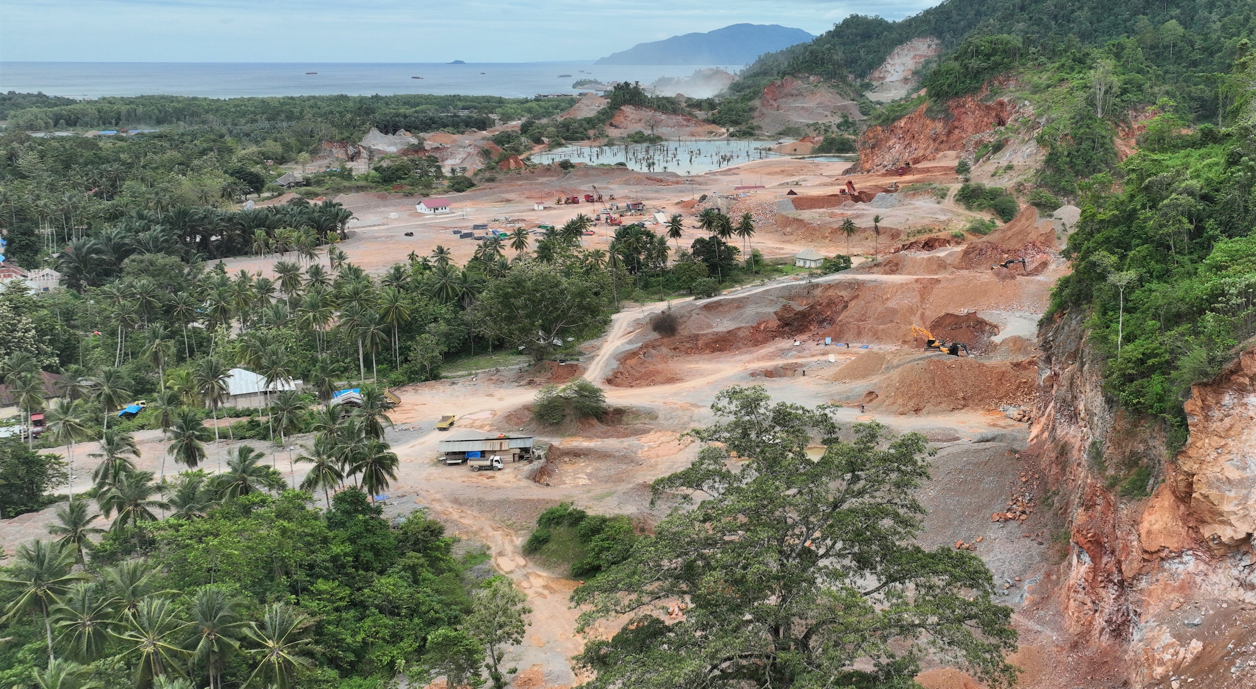 Suasana kompleks pertambangan nikel