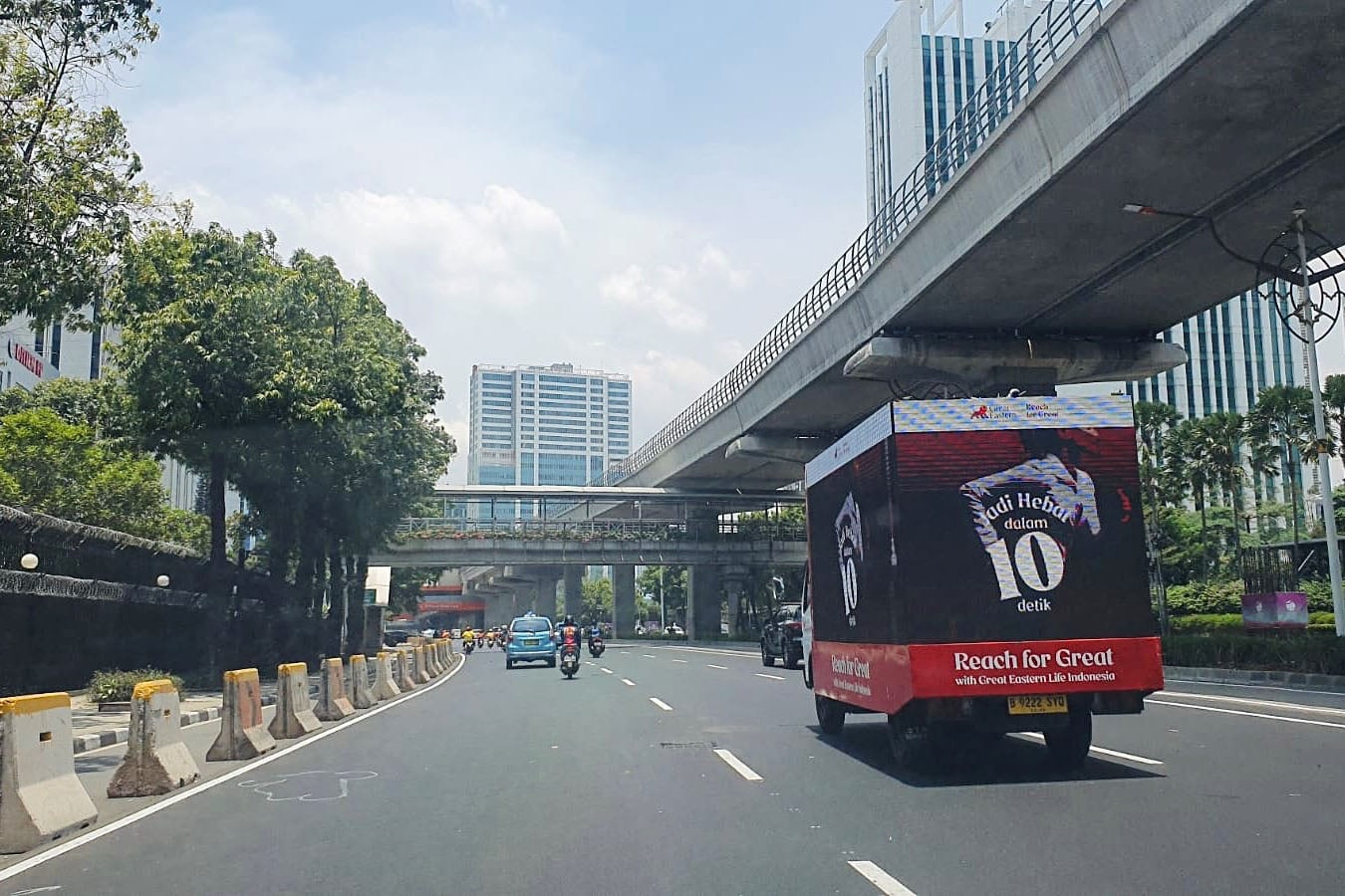 Mobile LED berisi pesan Jadi Hebat dalam 10 Detik yang melintas di kawasan Kuningan, Jakarta.