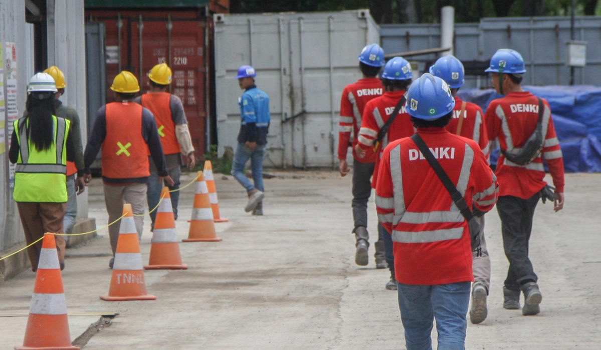 Para pekerja melepas aktivitas saat jam istirahat di Jakarta.