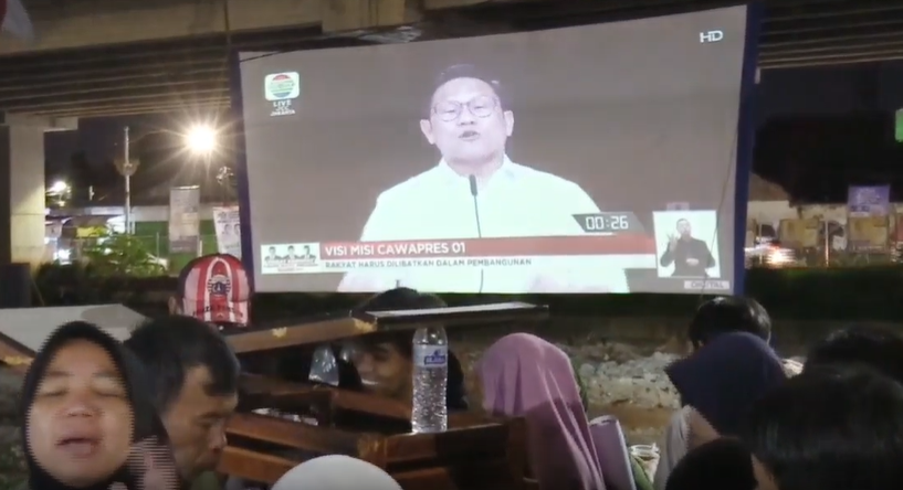Warga gelar nobar cawapres di kolong tol