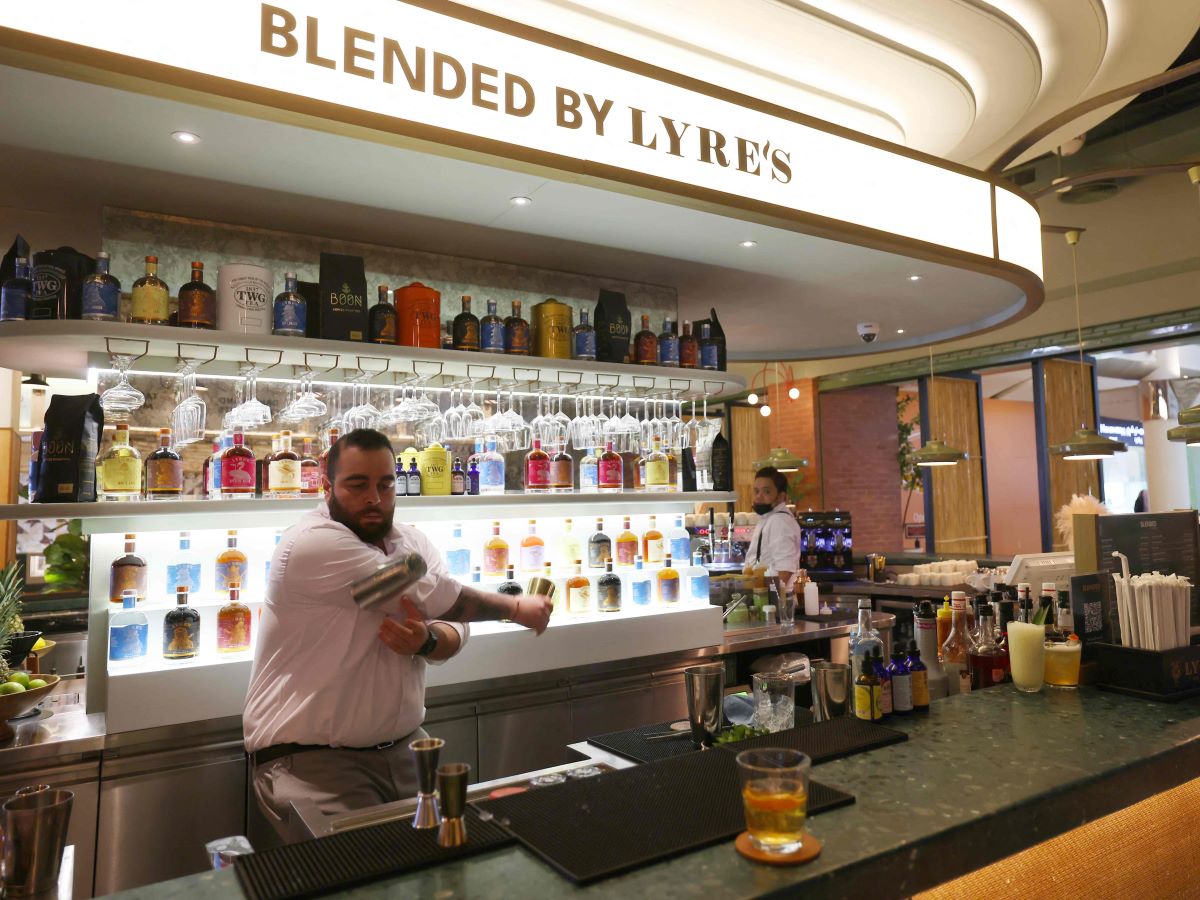 Bartender Libanon Hadi Ghassan menyiapkan minuman di belakang konter di Meraki Riyadh, bar yang menawarkan bellini dan spritze nonalkohol. 