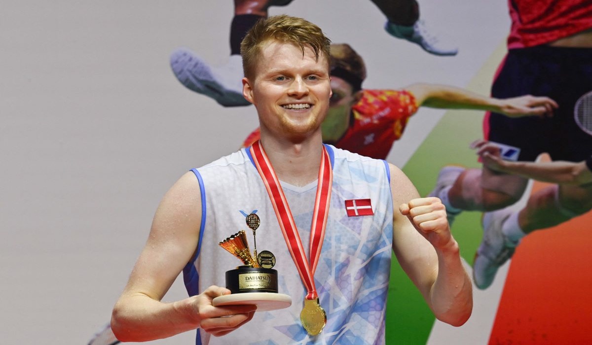 Anders Antonsen dari Denmark menerima trofi Juara Tunggal Putra Indonesia Masters 2024 di Jakarta, Minggu (28/1).