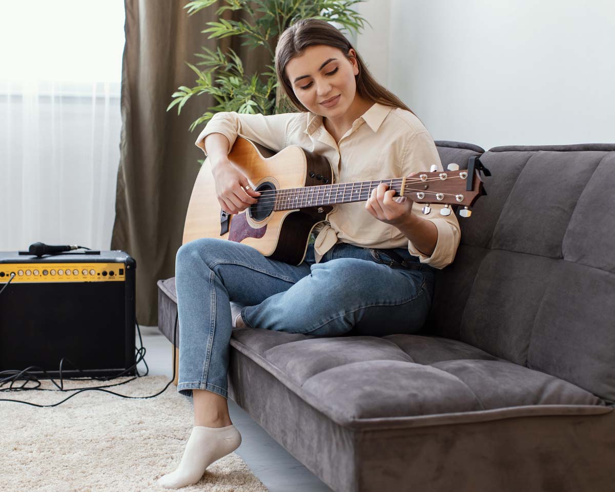 Bagi kamu yang baru mulai belajar bermain gitar, ini 14 kunci dasar gitar yang wajib diketahui.