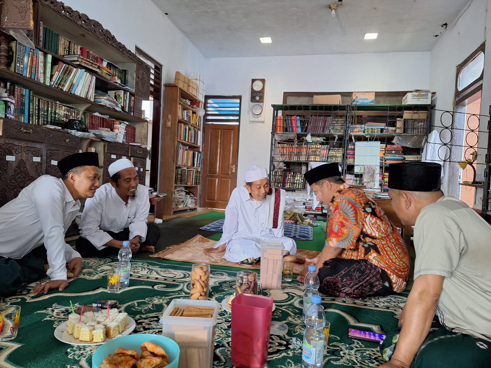 Sesepuh Pasundan, Mama KH Ending Abdul Qadir, (tengah) mendoakan calon presiden nomor urut 1, Anies Baswedan menjadi Presiden RI ke 8.