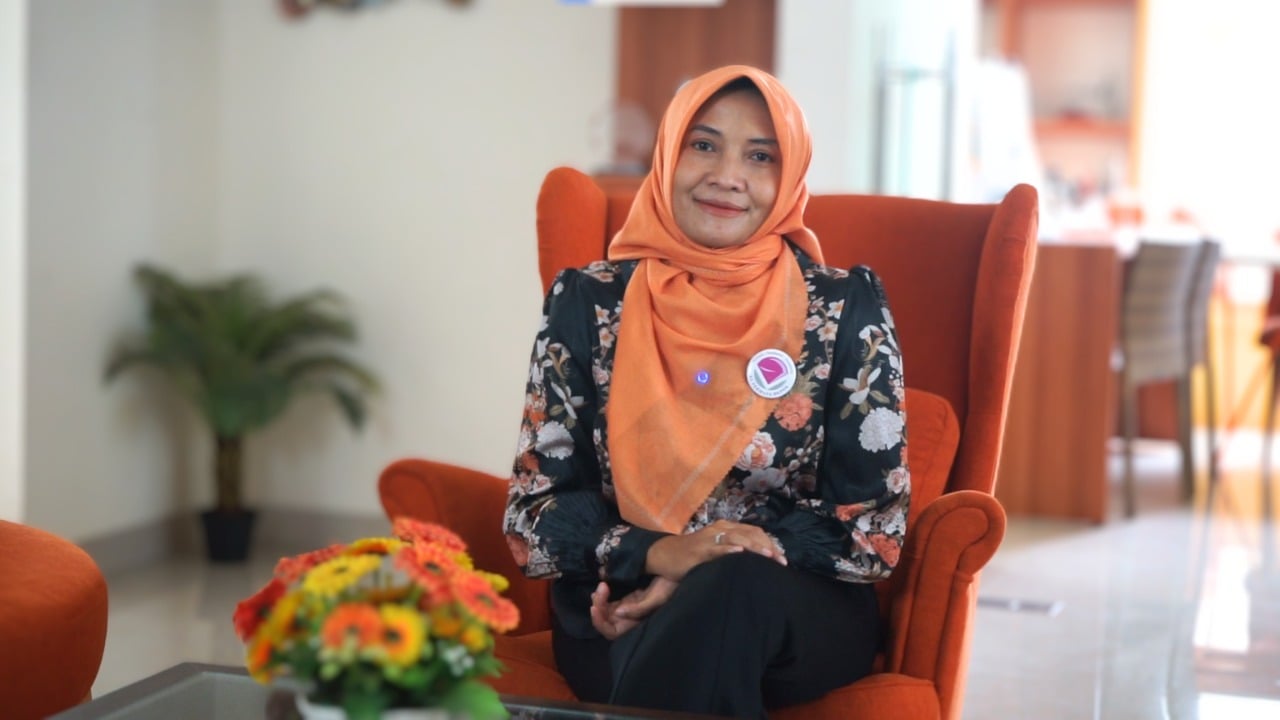 dr. Agnes Tri Harjaningrum, MSc., Sp.A  seorang dokter spesialis anak dari Rumah Sakit Permata Depok. 