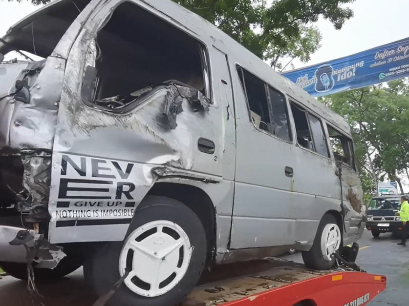 Mobil Elf yang terlibat kecelakaan di Banjarnegara, Jawa Tengah.