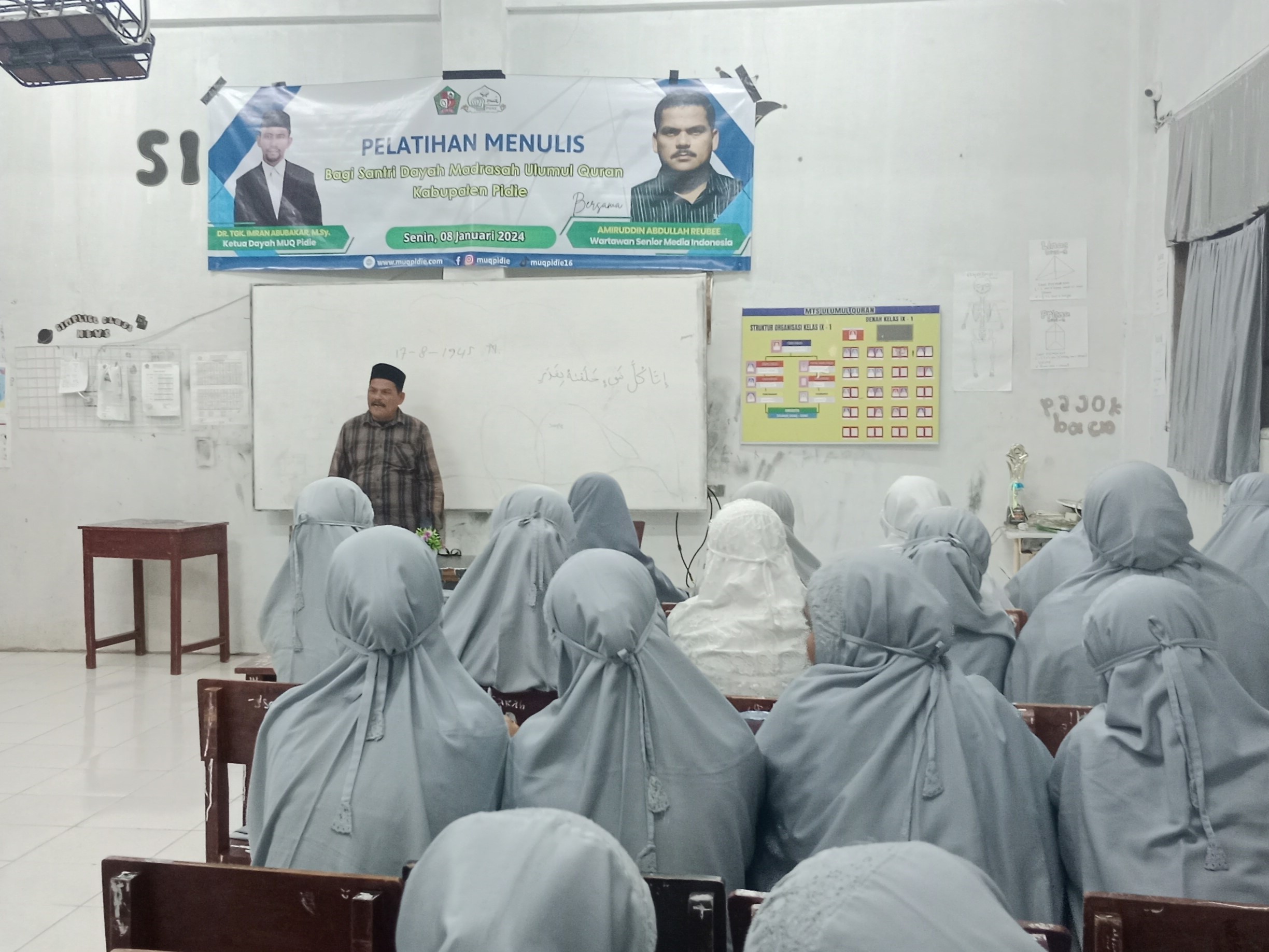 Suasana pelatihan menulis berita di Madrasah Ulumul Qur'an Pidie, Aceh, Senin (8/1) malam.