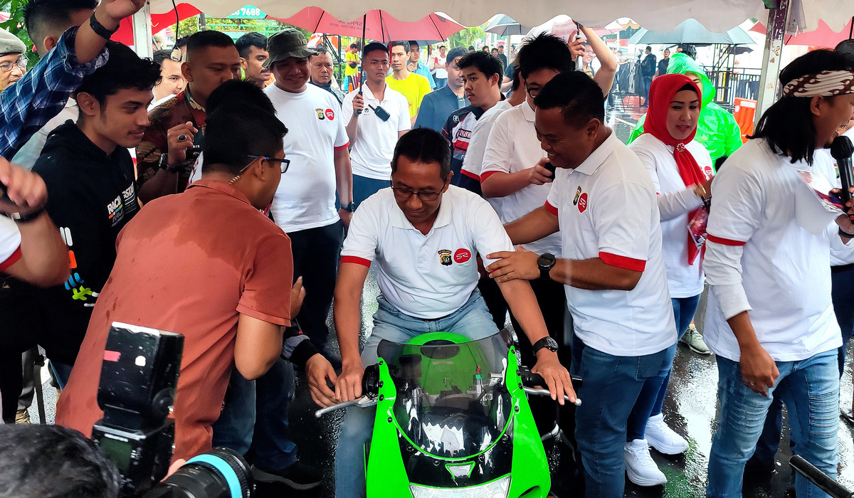  Penjabat (Pj) Gubernur DKI Jakarta Heru Budi Hartono (tengah).