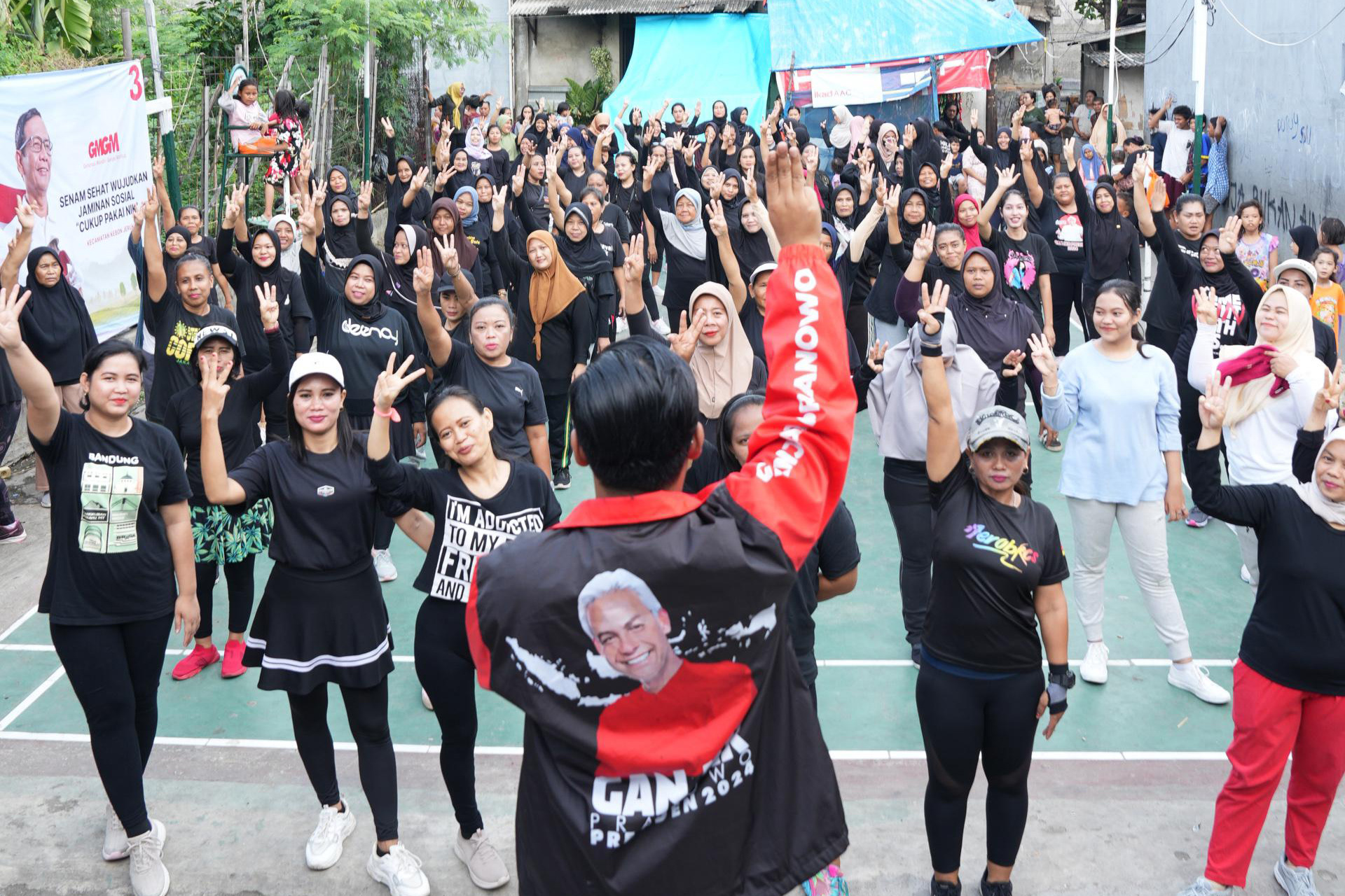 Kegiatan senam bersama di Kebon Jeruk, Jakarta, Selasa (2/1).