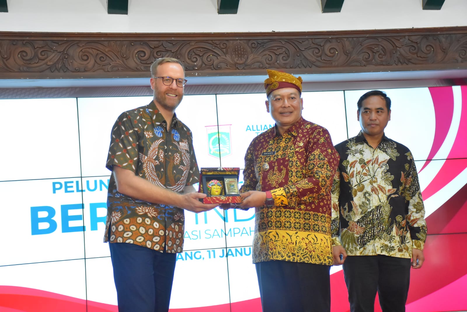 Uji coba sistem pengelolaan sampah rumah tangga terpadu berteknologi mutakhir berbasis fasilitas pemulihan material