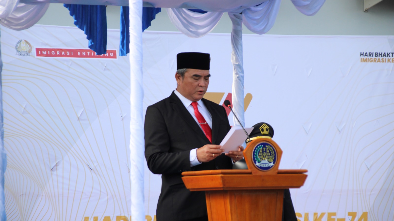 Konsul Jenderal KJRI Kuching, R. Sigit Witjaksono  saat peringatan Bulan Bhakti ke-74 di Kantor Imigrasi Entikong, Kalbar.