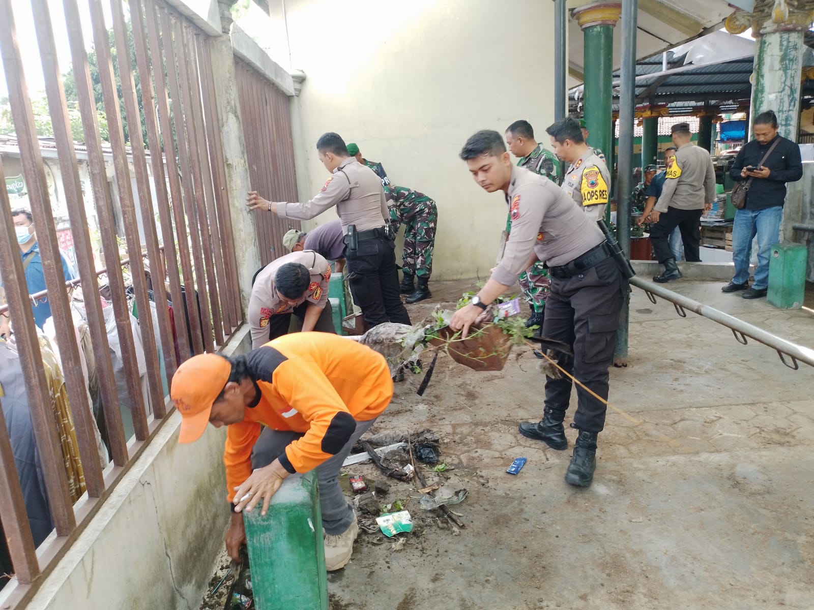 Aksi bersih-bersih di Pasar Puluhwatu.