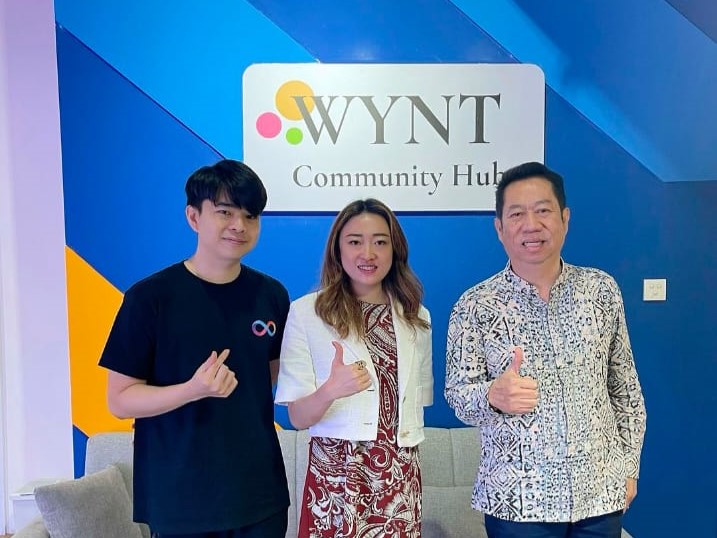 Founder WYNT Collaborative Space, Erlin Veronica Hartanto (tengah)