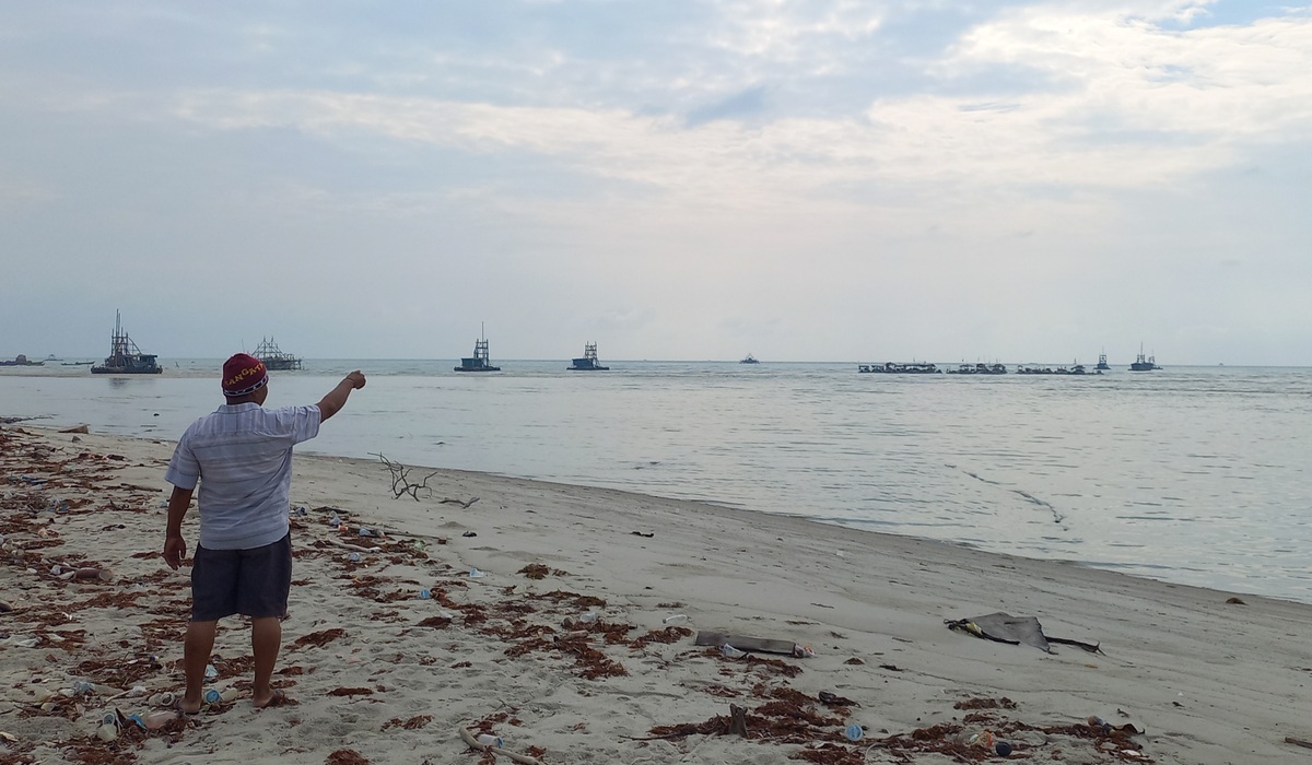 Puluhan tambang laut timah ilegal beroperasi dekat wisata pantai Cemara Bangka Belitung.