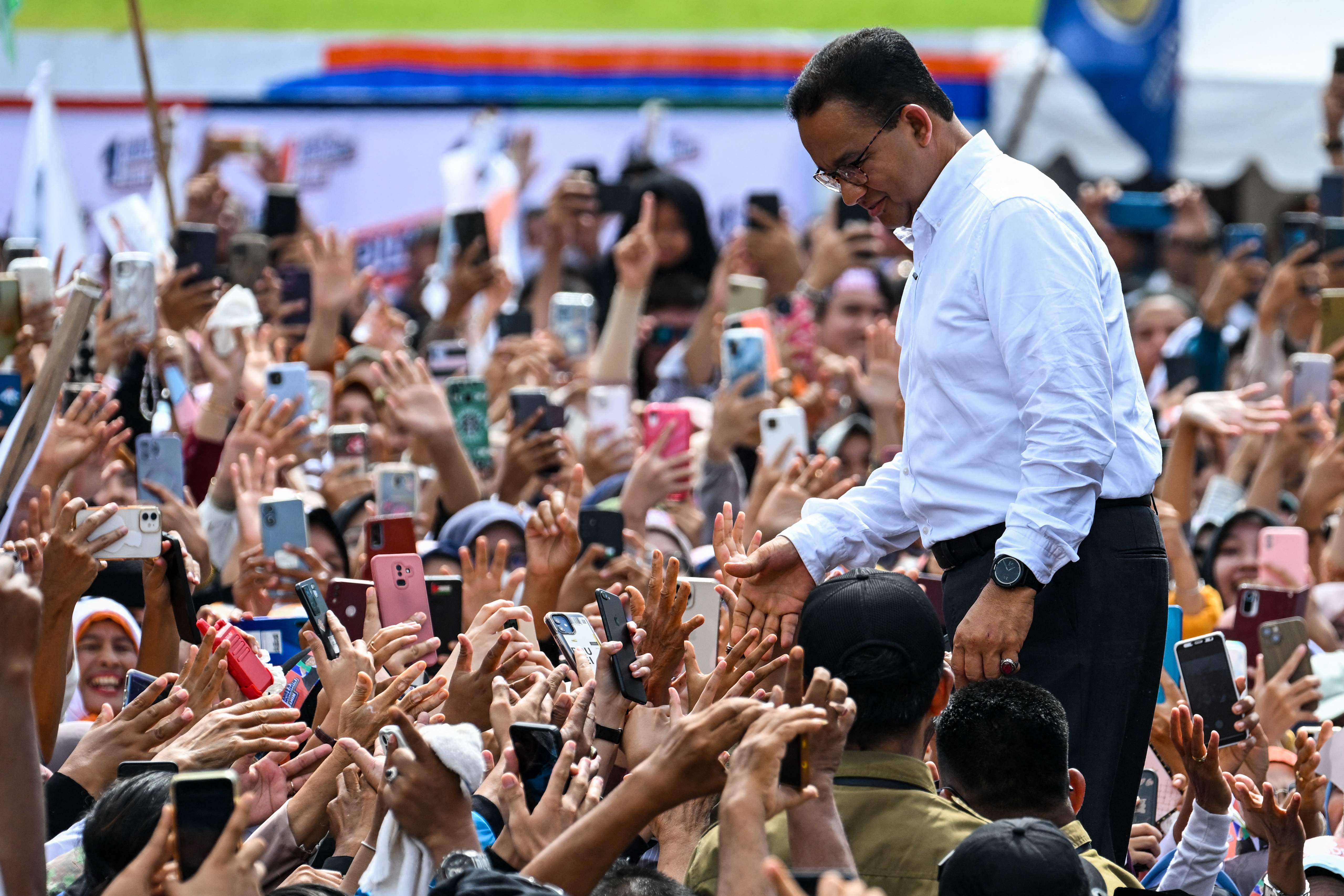 Calon presiden nomor urut 1 Anies Baswedan menyalami warga saat berkampanye