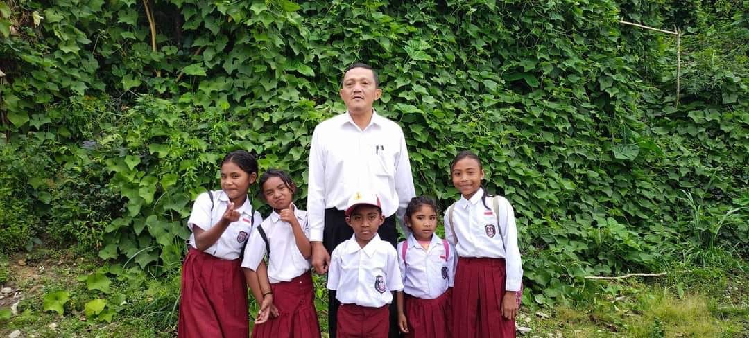 Kuswanto, guru yang juga penggerak literasi dari Nyalanesia berpose dengan para muridnya.