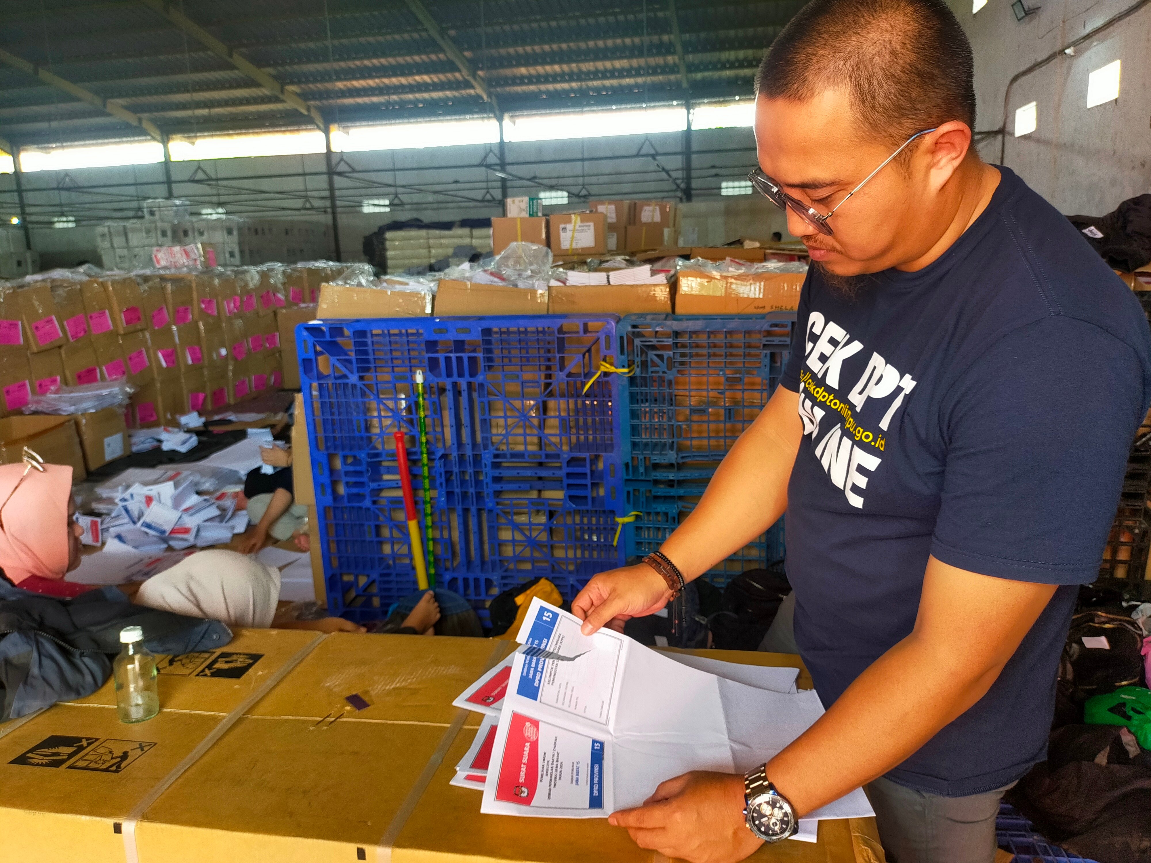 Ketua KPU Kota Tasikmalaya Asep Rismawan menunjukkan lembar surat suara dalam kondisi sobek.